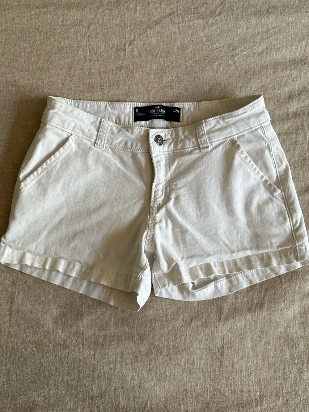White Hollister Low-Rise Shorts 3”